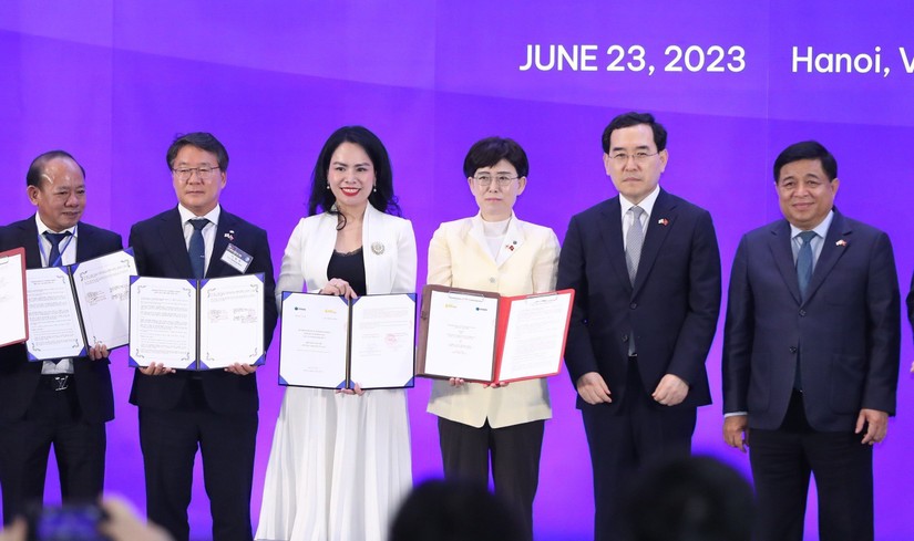 B&agrave; Nguyễn Thị Thanh B&igrave;nh, Ph&oacute; Tổng Gi&aacute;m đốc T&amp;amp;amp;T Group (thứ ba từ tr&aacute;i sang) v&agrave; b&agrave; Choi Yeon Hye, Tổng Gi&aacute;m đốc KOGAS (thứ tư từ tr&aacute;i sang) trao bi&ecirc;n bản ghi nhớ hợp t&aacute;c trong khu&ocirc;n khổ Diễn đ&agrave;n 555Win login đăng nhập Việt Nam - H&agrave;n Quốc