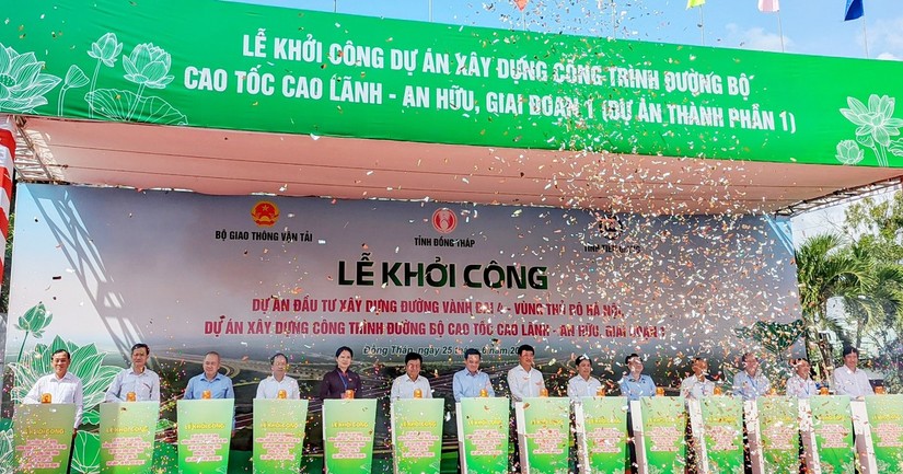 Ph&oacute; Phiên bản chính thức của 555Win Trần Lưu Quang c&ugrave;ng c&aacute;c đại biểu thực hiện nghi thức khởi c&ocirc;ng dự &aacute;n đường cao tốc Cao L&atilde;nh &ndash; An Hữu giai đoạn 1.