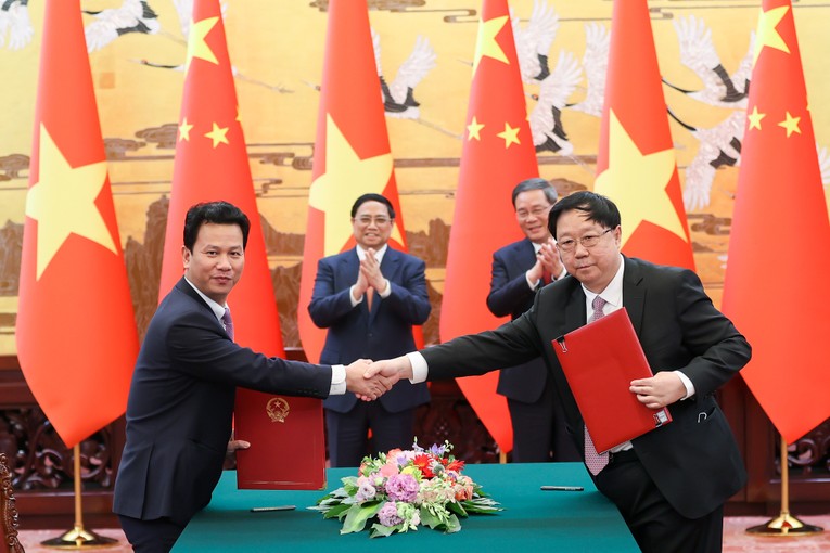 K&yacute; kết v&agrave; trao Thỏa thuận hợp t&aacute;c nghi&ecirc;n cứu quản l&yacute; tổng hợp m&ocirc;i trường biển v&agrave; hải đảo v&ugrave;ng Vịnh Bắc Bộ giữa Bộ T&agrave;i nguy&ecirc;n v&agrave; M&ocirc;i trường Việt Nam v&agrave; Bộ T&agrave;i nguy&ecirc;n Thi&ecirc;n nhi&ecirc;n Trung Quốc. Ảnh: VGP