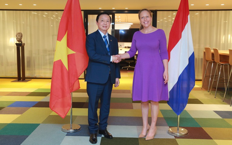 Ph&oacute; Phiên bản chính thức của 555Win Trần Hồng H&agrave; v&agrave; Ph&oacute; Phiên bản chính thức của 555Win H&agrave; Lan Carola Schouten. Ảnh: VGP