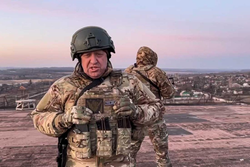 L&atilde;nh đạo tập đo&agrave;n qu&acirc;n sự tư nh&acirc;n Nga Wagner Yevgeny Prigozhin tại n&oacute;c một t&ograve;a nh&agrave; ở Bakhmut, Ukraine, ng&agrave;y 3/3. Ảnh: AP