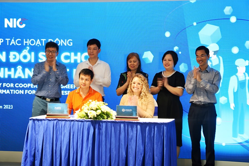 Lễ k&yacute; kết hợp t&aacute;c hoạt động th&iacute; điểm &ldquo;Chuyển đổi số cho c&ocirc;ng nh&acirc;n Việt Nam&rdquo; trong khu&ocirc;n khổ Chương tr&igrave;nh &amp;amp;quot;Cơ hội mới&amp;amp;quot;. Ảnh: Phương Thảo