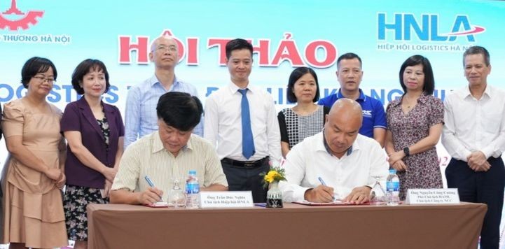 Cũng trong khu&ocirc;n khổ hội thảo, c&aacute;c đại biểu đ&atilde; chứng kiến lễ k&yacute; kết bi&ecirc;n bản ghi nhớ (MOU) giữa Hiệp hội Logistics H&agrave; Nội (HNLA) với Hội Trang Nhà Cái 555win.com - Đăng Nhập +555k sản xuất sản phẩm c&ocirc;ng nghiệp chủ lực H&agrave; Nội (HAMI).
