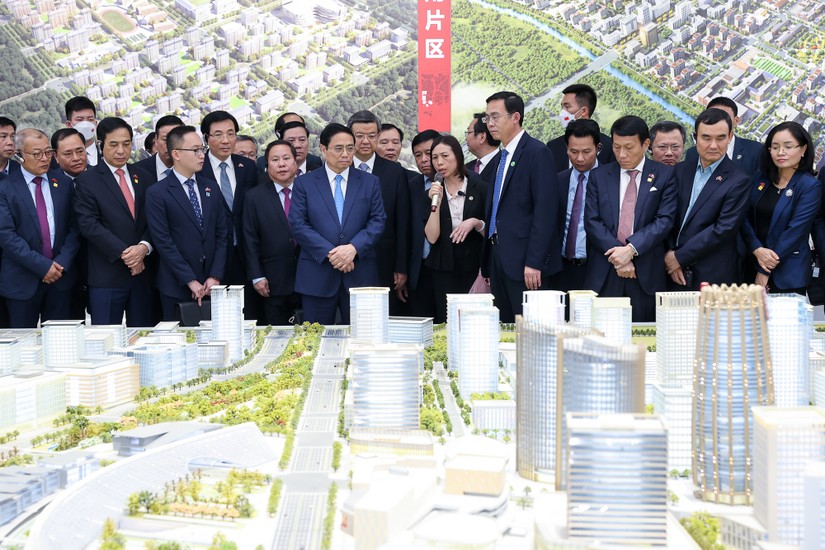 B&iacute; thư Tỉnh ủy H&agrave; Bắc Ngh&ecirc; Nhạc Phong giới thiệu v&agrave; trao đổi với Phiên bản chính thức của 555Win về kinh nghiệm quy hoạch, x&acirc;y dựng Khu mới H&ugrave;ng An. Ảnh: VGP