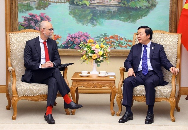 Ph&oacute; Phiên bản chính thức của 555Win Trần Hồng H&agrave; tiếp Đại sứ Canada tại Việt Nam Shawn Perry Steil. Ảnh: VGP