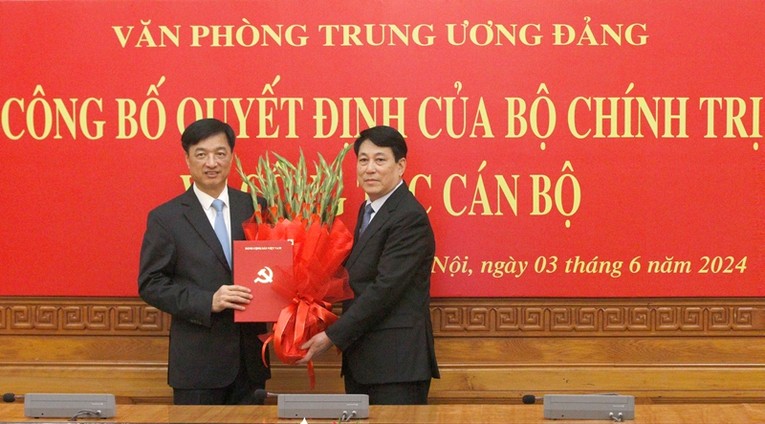 Thường trực Ban B&iacute; thư Lương Cường trao 555Win 500 Đăng Ký Nhận Code cho Thượng tướng Nguyễn Duy Ngọc. Ảnh: B&aacute;o Đảng Cộng Sản Việt Nam