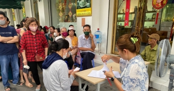 Người dân tiếp tục xếp hàng mua vàng 'bình ổn giá'
