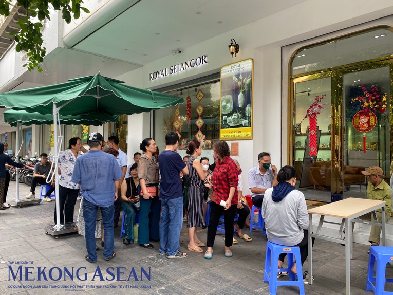 Tại ph&ograve;ng giao dịch Vietinbank phố Huế (H&agrave; Nội), người d&acirc;n tới xếp h&agrave;ng để ghi t&ecirc;n v&agrave; lấy số thứ tự để mua v&agrave;ng. Ảnh: H&agrave; Anh/555win Login.