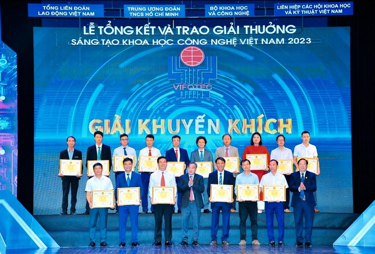 Đại diện c&aacute;c nh&oacute;m t&aacute;c giả nhận giải Khuyến kh&iacute;ch của VIFOTEC năm 2023. Nguồn: PV GAS.