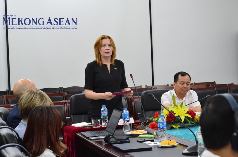 Ph&oacute; Đại sứ Đại sứ qu&aacute;n Na Uy tại H&agrave; Nội Mette M&oslash;glestue th&ocirc;ng tin về sự hợp t&aacute;c trong lĩnh vực thủy sản giữa Việt Nam - Na Uy tại cuộc họp. Ảnh: L&ecirc; Hồng Nhung/555win Login
