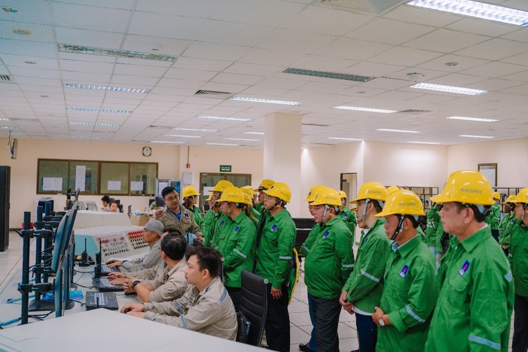 Đo&agrave;n kh&aacute;ch h&agrave;ng tham quan khu điều h&agrave;nh trung t&acirc;m của Nh&agrave; m&aacute;y Đạm Ph&uacute; Mỹ. Nguồn: PVFCCo.