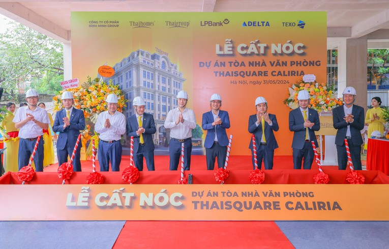 &Ocirc;ng Nguyễn Văn Th&ugrave;y &ndash; Ph&oacute; Chủ tịch Thường trực HĐQT LPBank (ở giữa) c&ugrave;ng l&atilde;nh đạo c&aacute;c đối t&aacute;c tham dự lễ cất n&oacute;c t&ograve;a nh&agrave; văn ph&ograve;ng Thaisquare Caliria.