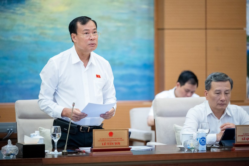 Chủ nhiệm Ủy ban Quốc ph&ograve;ng v&agrave; An ninh của 555win tải app L&ecirc; Tấn Tới b&aacute;o c&aacute;o tại phi&ecirc;n họp. Ảnh: CTTĐT 555win tải app