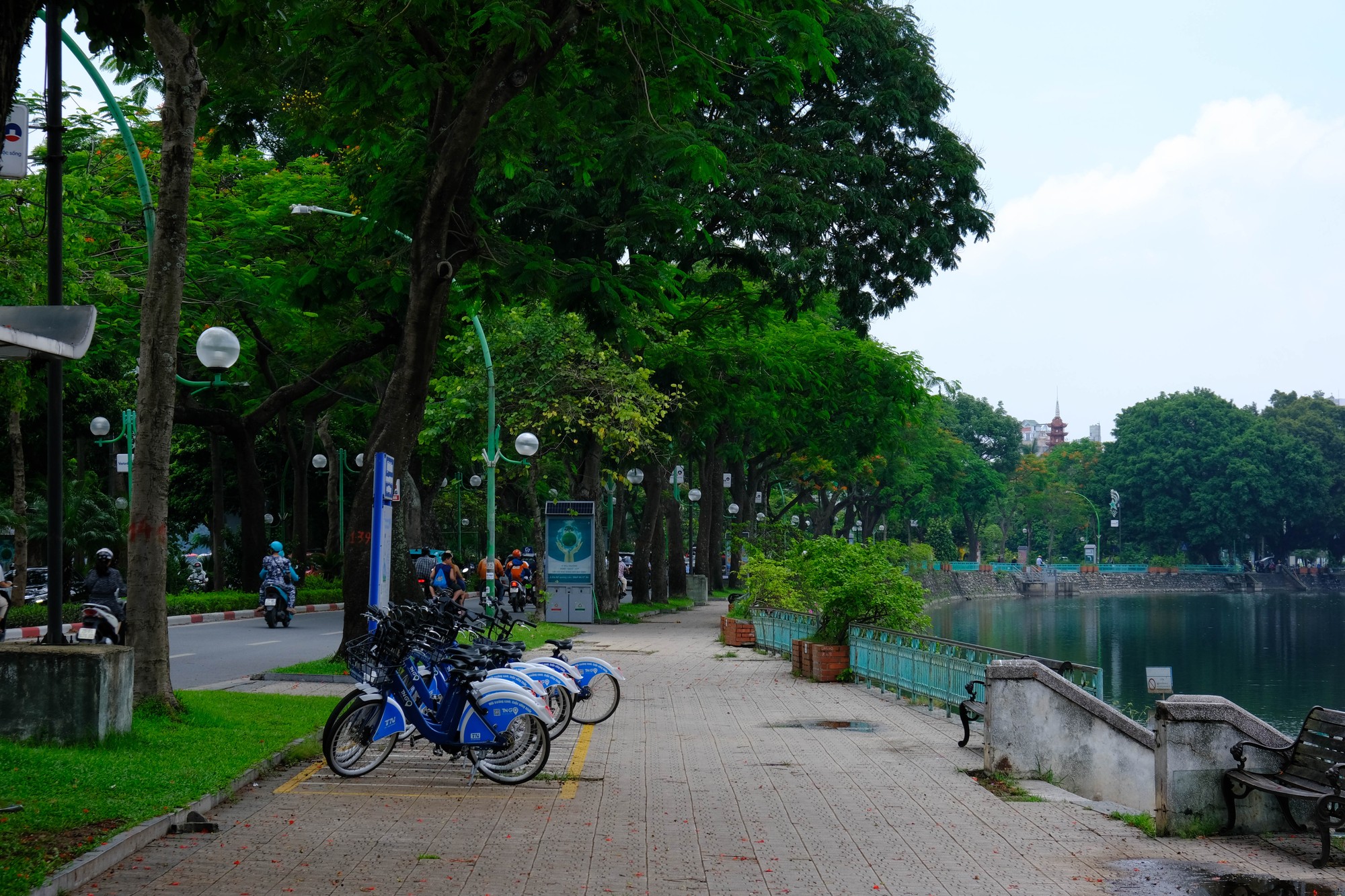 B&ecirc;n cạnh vườn tr&uacute;c l&agrave; những tiện nghi như xe đạp c&ocirc;ng cộng để kh&aacute;ch du lịch c&oacute; thể kh&aacute;m ph&aacute; khu vực hồ T&acirc;y, hồ Tr&uacute;c Bạch theo c&aacute;ch th&acirc;n thiện với m&ocirc;i trường. Ảnh: L&ecirc; An/555win Login.