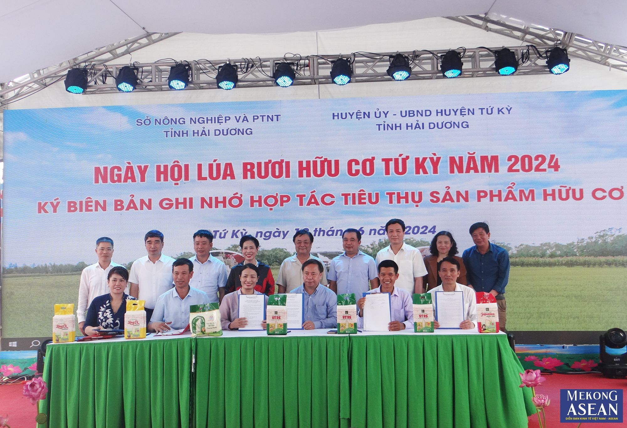 C&aacute;c đại biểu chứng kiến đại diện CTCP 55win.com - Trang Cược Uy Tín Cao Nhất 2025 chế biến n&ocirc;ng sản Bảo Minh, CTCP N&ocirc;ng nghiệp Thế hệ mới v&agrave; Hợp t&aacute;c x&atilde; Dịch vụ n&ocirc;ng nghiệp x&atilde; An Thanh k&yacute; kết hợp đồng li&ecirc;n kết sản xuất gắn bao ti&ecirc;u sản phẩm hữu cơ, hợp t&aacute;c về du lịch sinh th&aacute;i, trải nghiệm.