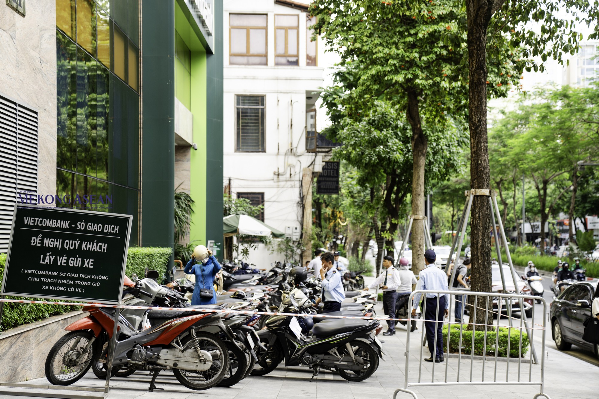 Theo đ&oacute;, từ ng&agrave;y 12/6, Vietcombank triển khai tiện &iacute;ch đăng k&yacute; mua v&agrave;ng miếng SJC trực tuyến cho kh&aacute;ch h&agrave;ng ngay tr&ecirc;n website của Vietcombank. Kh&aacute;ch h&agrave;ng c&oacute; thể đăng k&yacute; mua v&agrave;ng miếng SJC theo địa điểm mong muốn v&agrave; nhận được x&aacute;c nhận lịch hẹn với th&ocirc;ng tin về địa điểm, thời gian thực hiện thanh to&aacute;n v&agrave; giao nhận v&agrave;ng miếng SJC m&agrave; kh&ocirc;ng cần phải đến trực tiếp để xếp h&agrave;ng v&agrave; lấy số giao dịch.