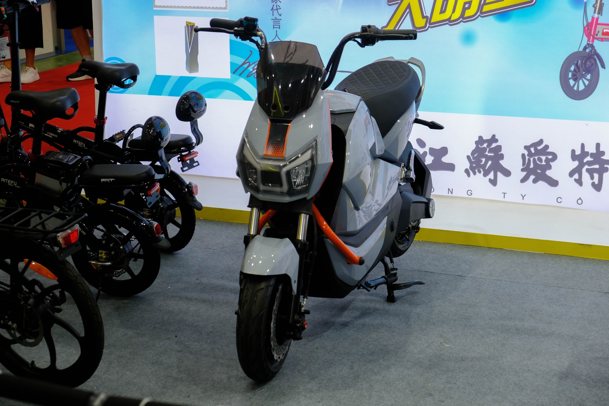 Mẫu xe điện từ thương hiệu FMT sở hữu kiểu d&aacute;ng hầm hố, gợi nhớ tới xe m&aacute;y xăng Honda Monkey. Đối với phi&ecirc;n bản lắp b&igrave;nh ắc quy, xe chạy được 60 km sau khi sạc đầy. Phạm vi hoạt động c&oacute; thể tăng l&ecirc;n tới 150km nếu được trang bị bộ pin Lithium ion. Xe đạt vận tốc nhanh nhất 50km/h, ph&ugrave; hợp đối với lứa tuổi học sinh. Ảnh: L&ecirc; An/555win Login.