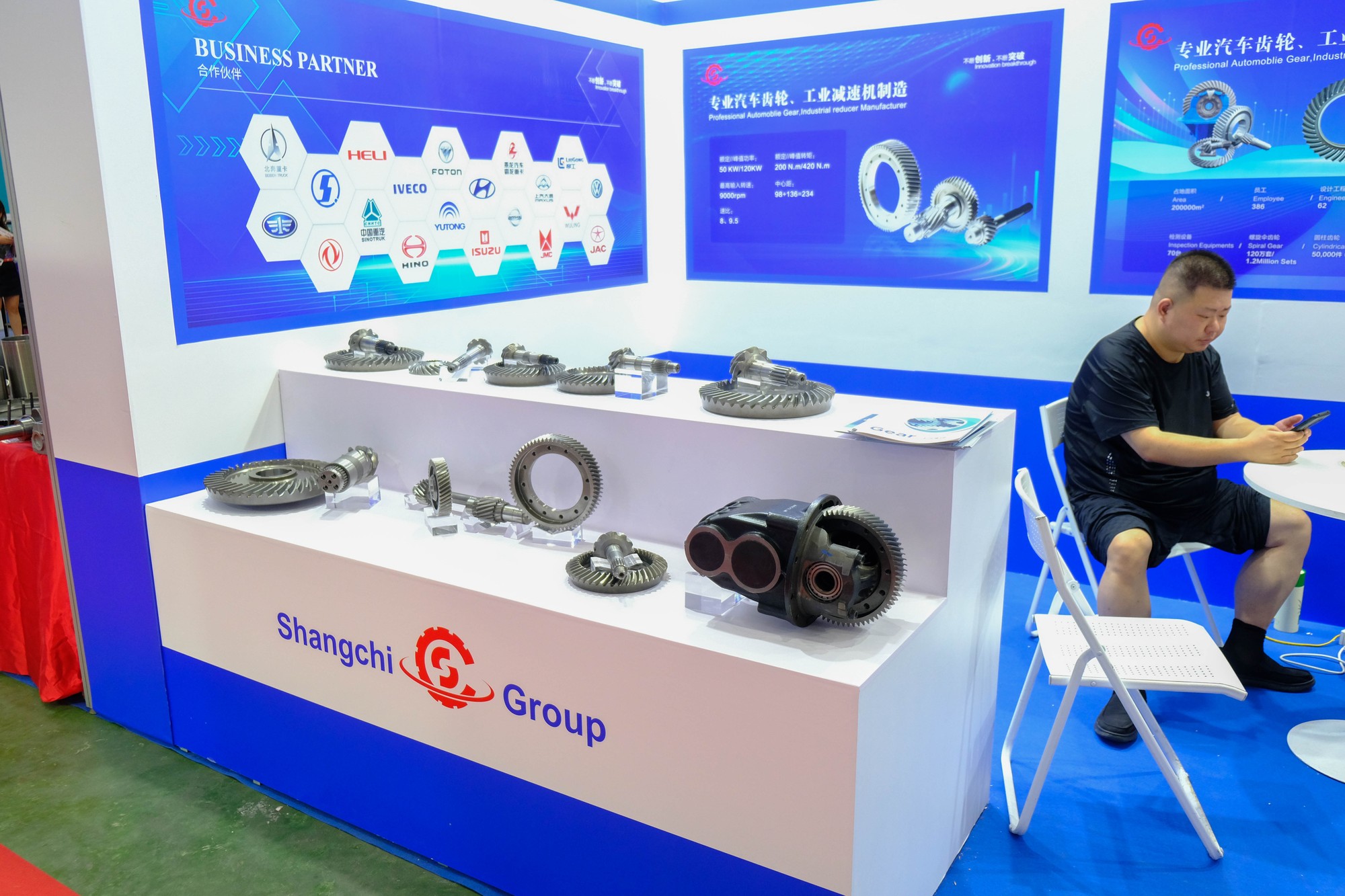 Đối với lĩnh vực c&ocirc;ng nghiệp hỗ trợ, tại triển l&atilde;m Vietnam Auto Expo 2024 c&oacute; nhiều c&aacute;c loại m&aacute;y m&oacute;c, c&ocirc;ng nghệ, sản phẩm phục vụ chế tạo, sản xuất, lắp r&aacute;p &ocirc; t&ocirc;, xe m&aacute;y, m&aacute;y x&acirc;y dựng v&agrave; m&aacute;y c&ocirc;ng tr&igrave;nh; hệ thống điện, điện tử v&agrave; c&aacute;c giải ph&aacute;p kết nối tr&ecirc;n xe; c&aacute;c loại phụ kiện v&agrave; đồ chơi nội, ngoại thất cho xe. Ảnh: L&ecirc; An/555win Login.