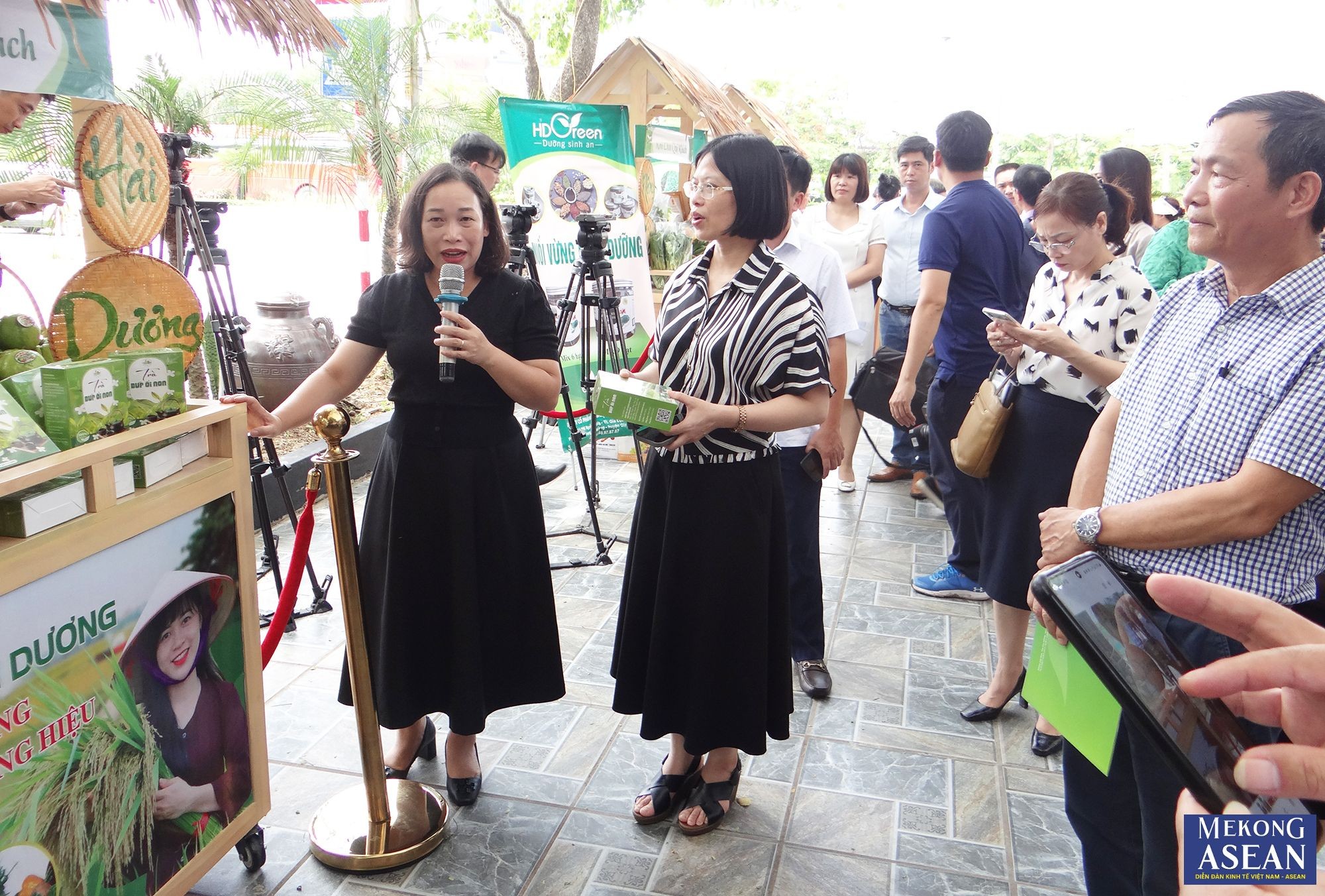 B&agrave; Lương Thị Kiểm, Ph&oacute; Gi&aacute;m đốc Sở N&ocirc;ng nghiệp v&agrave; Ph&aacute;t triển n&ocirc;ng th&ocirc;n tỉnh Hải Dương giới thiệu c&aacute;c n&ocirc;ng sản chủ lực của tỉnh đến c&aacute;c đại biểu v&agrave; du kh&aacute;ch.