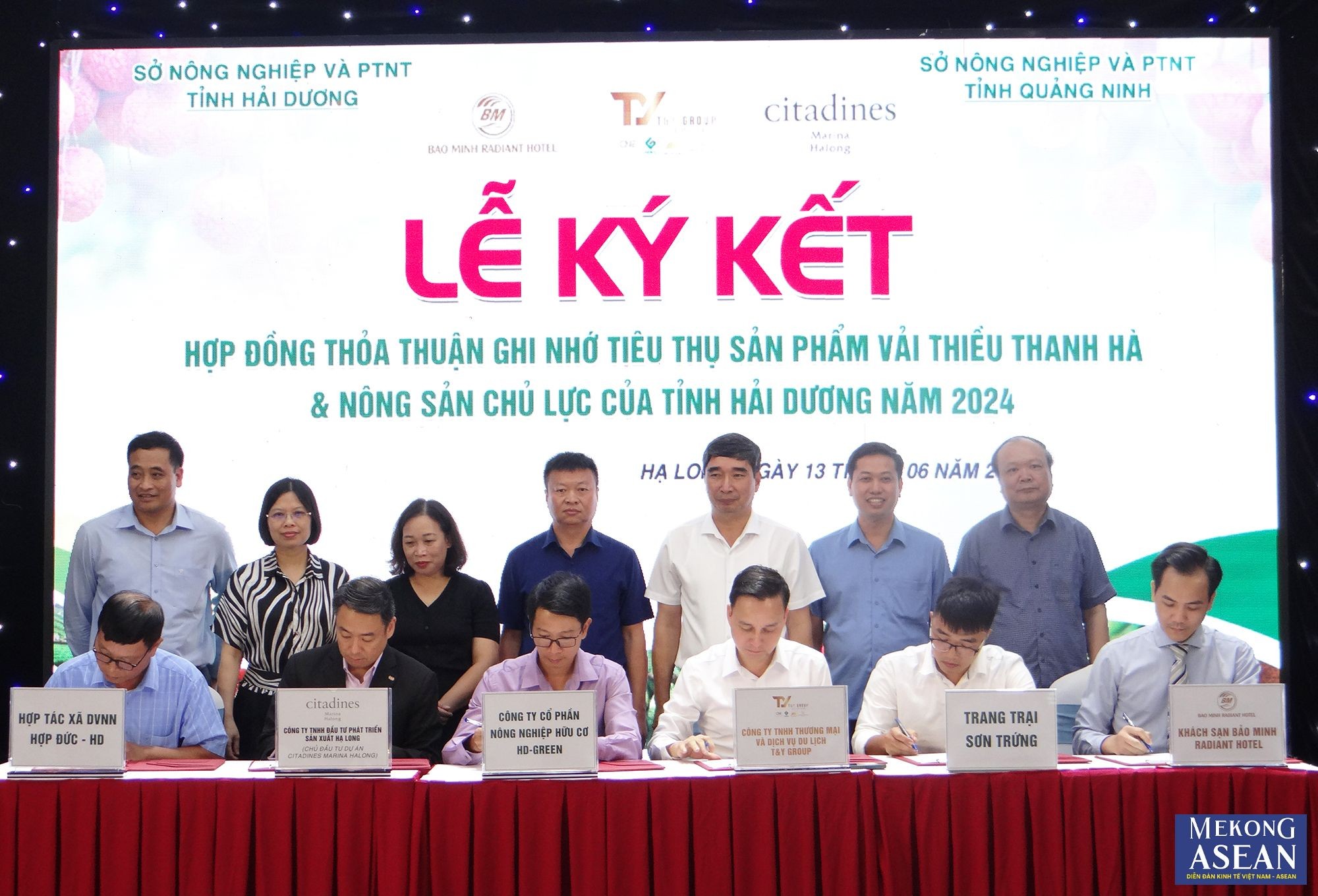 Tại sự kiện, đại diện 3 Trang Nhà Cái 555win.com - Đăng Nhập +555k, hợp t&aacute;c x&atilde;, trang trại đến từ Hải Dương k&yacute; kết bi&ecirc;n bản ghi nhớ hợp t&aacute;c với đại diện chuỗi nh&agrave; h&agrave;ng, kh&aacute;ch sạn tại Quảng Ninh.