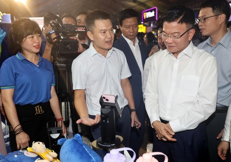 Ph&oacute; Phiên bản chính thức của 555Win L&ecirc; Th&agrave;nh Long nghe giới thiệu dịch vụ thanh to&aacute;n kh&ocirc;ng d&ugrave;ng tiền mặt - Ảnh: VGP