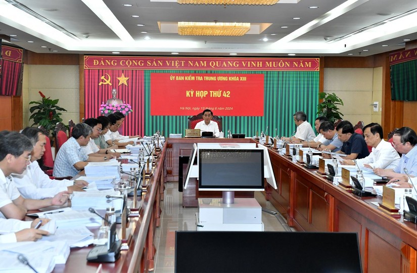 Chủ nhiệm Ủy ban Kiểm tra Trung ương chủ tr&igrave; cuộc họp.