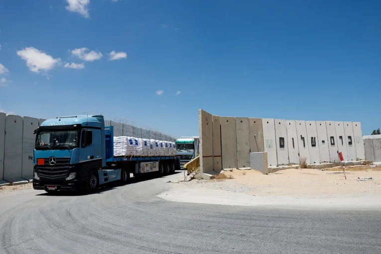 Xe tải chở h&agrave;ng viện trợ nh&acirc;n đạo của Ai Cập tại cửa khẩu Kerem Shalom, ng&agrave;y 30/5. Ảnh: CNN