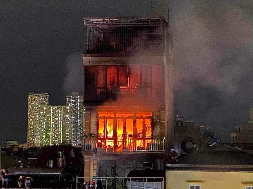 Hiện trường vụ ch&aacute;y tại phố Định C&ocirc;ng Hạ, quận Ho&agrave;ng Mai, H&agrave; Nội. Nguồn: H&agrave; Nội Mới.