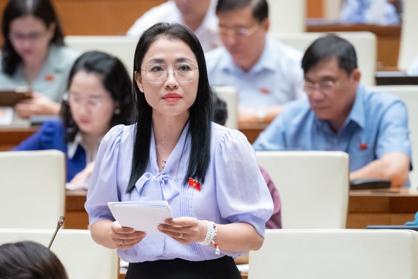 Đại biểu Trần Kh&aacute;nh Thu (Đo&agrave;n Th&aacute;i B&igrave;nh) ph&aacute;t biểu tại hội trường.