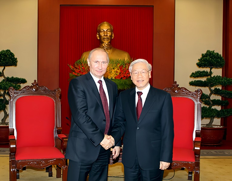 Tổng B&iacute; thư Nguyễn Ph&uacute; Trọng tiếp Tổng thống Nga Vladimir Putin thăm cấp Nh&agrave; nước tới Việt Nam tại Trụ sở Trung ương Đảng, H&agrave; Nội, ng&agrave;y 12/11/2013. Ảnh: TTXVN