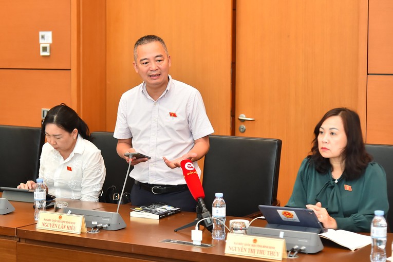 PGS.TS Nguyễn L&acirc;n Hiếu ph&aacute;t biểu tại tổ chiều 18/6.
