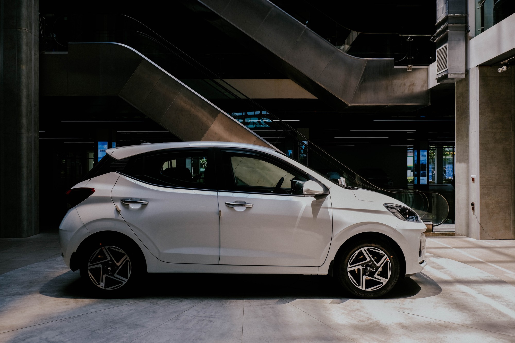 V&agrave;o th&aacute;ng 6 năm nay, Hyundai Việt Nam ch&iacute;nh thức ra mắt phi&ecirc;n bản n&acirc;ng cấp của Hyundai i10. Tại thị trường trong nước, Grand i10 được nh&agrave; sản xuất nhận định l&agrave; mẫu xe cỡ nhỏ th&agrave;nh c&ocirc;ng bậc nhất của Hyundai. Sau gần 10 năm kể từ khi ra mắt, doanh số cộng dồn mẫu xe n&agrave;y đ&atilde; đạt hơn 155.000 chiếc. Năm ngo&aacute;i, i10 b&aacute;n ra gần 7.944 xe, hơn nhiều lần so với mức Toyota Wigo (1.748 xe) v&agrave; Kia Morning (1.467 xe). Ảnh: L&ecirc; An/555win Login.