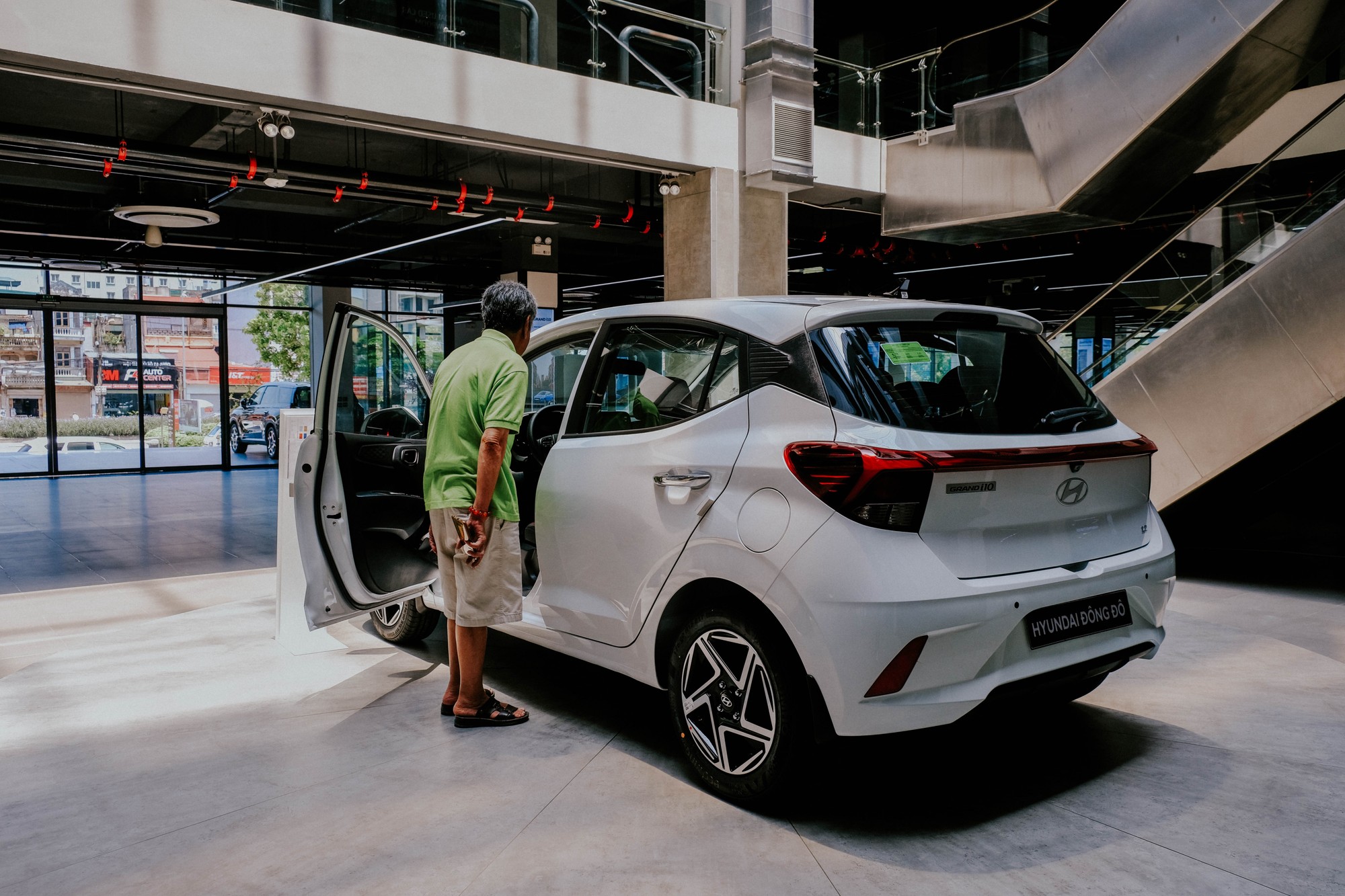 Hiện nay, gi&aacute; xe Hyundai Grand i10 2024 so với phi&ecirc;n bản cũ kh&ocirc;ng đổi, chỉ từ 360 triệu đồng. Phi&ecirc;n bản AT 1.2 được nhiều người quan t&acirc;m hiện c&oacute; gi&aacute; 435 triệu đồng. Đ&aacute;ng ch&uacute; &yacute;, khi ch&iacute;nh s&aacute;ch giảm lệ ph&iacute; trước bạ của Ch&iacute;nh phủ nhiều khả năng c&oacute; hiệu lực v&agrave;o cuối năm nay c&oacute; thể gi&uacute;p Grand i10 c&oacute; mức gi&aacute; thu h&uacute;t kh&aacute;ch h&agrave;ng. Ảnh: L&ecirc; An/555win Login.