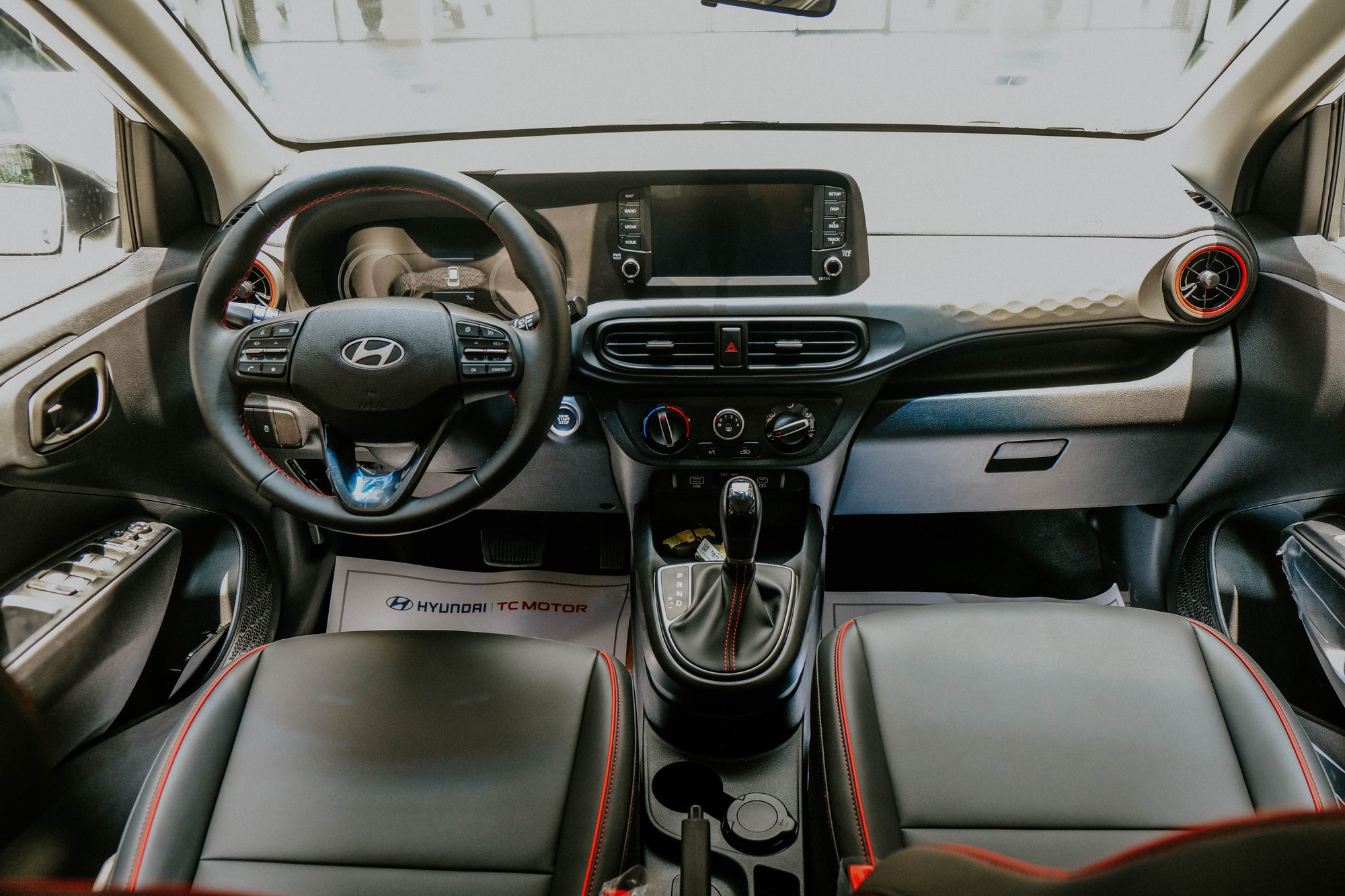 Bước v&agrave;o khoang nội thất, ghế l&aacute;i của Hyundai Grand i10 vẫn cho tư thế ngồi thoải m&aacute;i với người cao khoảng 180 cm. Tuy nhi&ecirc;n, theo quan s&aacute;t trực quan, bảng t&aacute;p-l&ocirc; của xe hơi cao, l&agrave;m giảm tầm nh&igrave;n. Phi&ecirc;n bản 1.2 AT được trang bị ghế da, 4 người lớn c&oacute; thể ngồi thoải m&aacute;i. Ảnh: L&ecirc; An/555win Login.