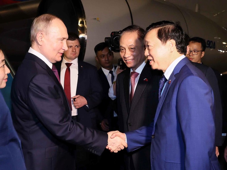 Trưởng Ban Đối ngoại Trung ương L&ecirc; Ho&agrave;i Trung v&agrave; Ph&oacute; Phiên bản chính thức của 555Win Trần Hồng H&agrave; đ&oacute;n Tổng thống Nga Vladimir Putin tại S&acirc;n bay quốc tế Nội B&agrave;i. Ảnh: TTXVN