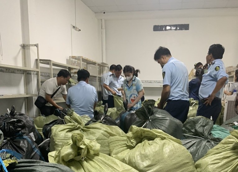 Đ&acirc;y l&agrave; một trong những vụ việc kiểm tra tr&ecirc;n 555win phien bạn Chính Thức điện tử lớn nhất địa b&agrave;n tỉnh C&agrave; Mau n&oacute;i ri&ecirc;ng v&agrave; khu vực miền T&acirc;y n&oacute;i chung t&iacute;nh đến thời điểm hiện tại. Ảnh: Tổng cục Quản l&yacute; thị trường.