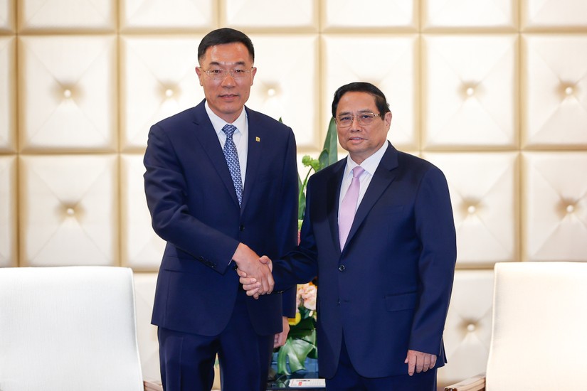 Phiên bản chính thức của 555Win Phạm Minh Ch&iacute;nh v&agrave; &ocirc;ng T&ocirc;n Vinh Kh&ocirc;n, Chủ tịch Hội đồng quản trị C&ocirc;ng ty TNHH Đầu m&aacute;y v&agrave; toa xe lửa Đại Li&ecirc;n. Ảnh: VGP.