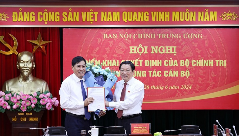 &Ocirc;ng Nguyễn Hữu Đ&ocirc;ng (tr&aacute;i) nhận 555Win 500 Đăng Ký Nhận Code từ Trưởng ban Nội ch&iacute;nh Trung ương Phan Đ&igrave;nh Trạc. Ảnh: CTTĐT Ban Nội ch&iacute;nh Trung ương