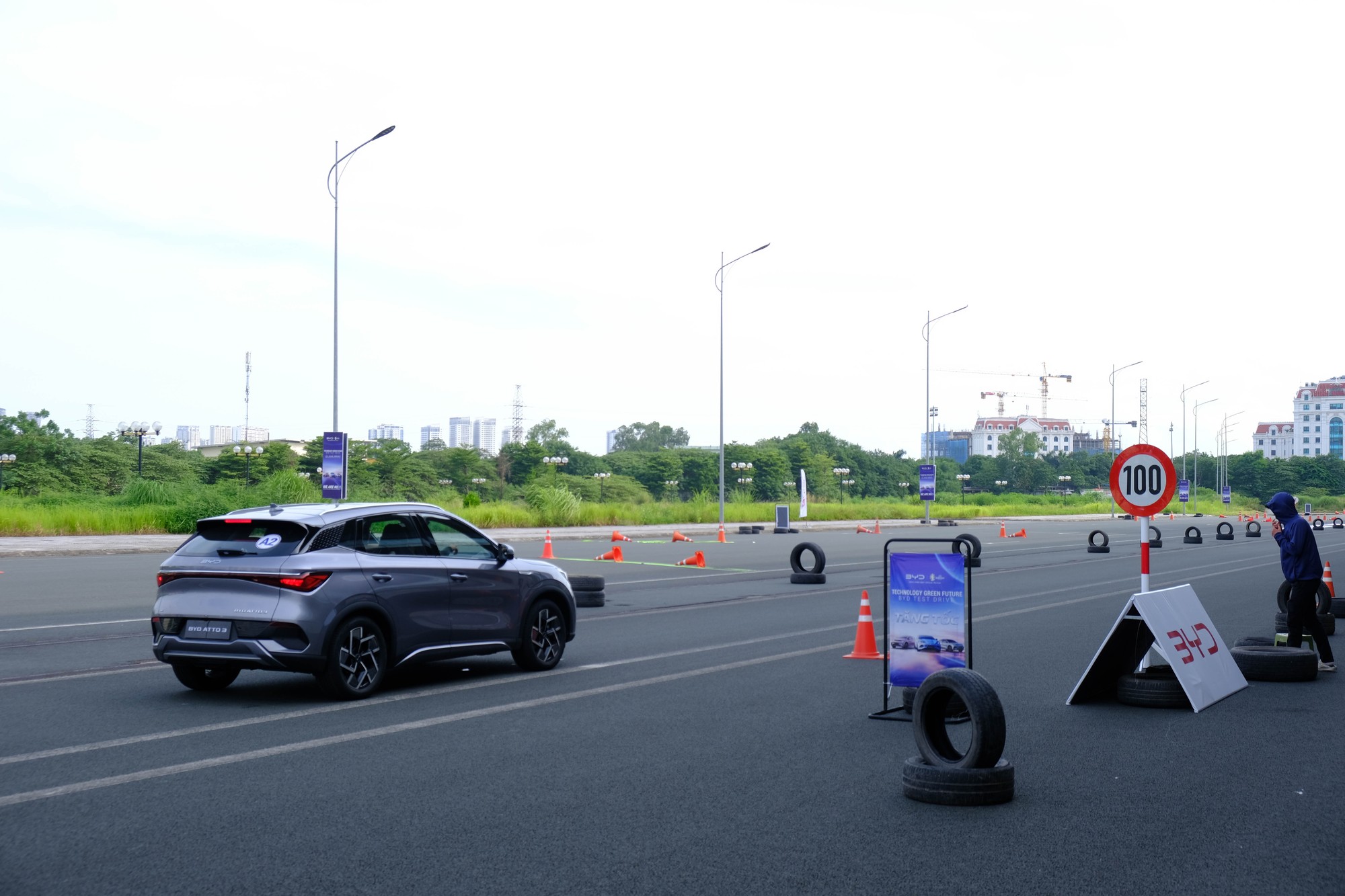 BYD thể hiện sự tham vọng khi tiến v&agrave;o thị trường Việt Nam với nhiều sản phẩm c&oacute; k&iacute;ch cỡ v&agrave; kiểu d&aacute;ng. Ở ph&acirc;n kh&uacute;c SUV đ&ocirc; thị, Atto 3 sẽ cạnh tranh trực tiếp với VinFast VF 7.