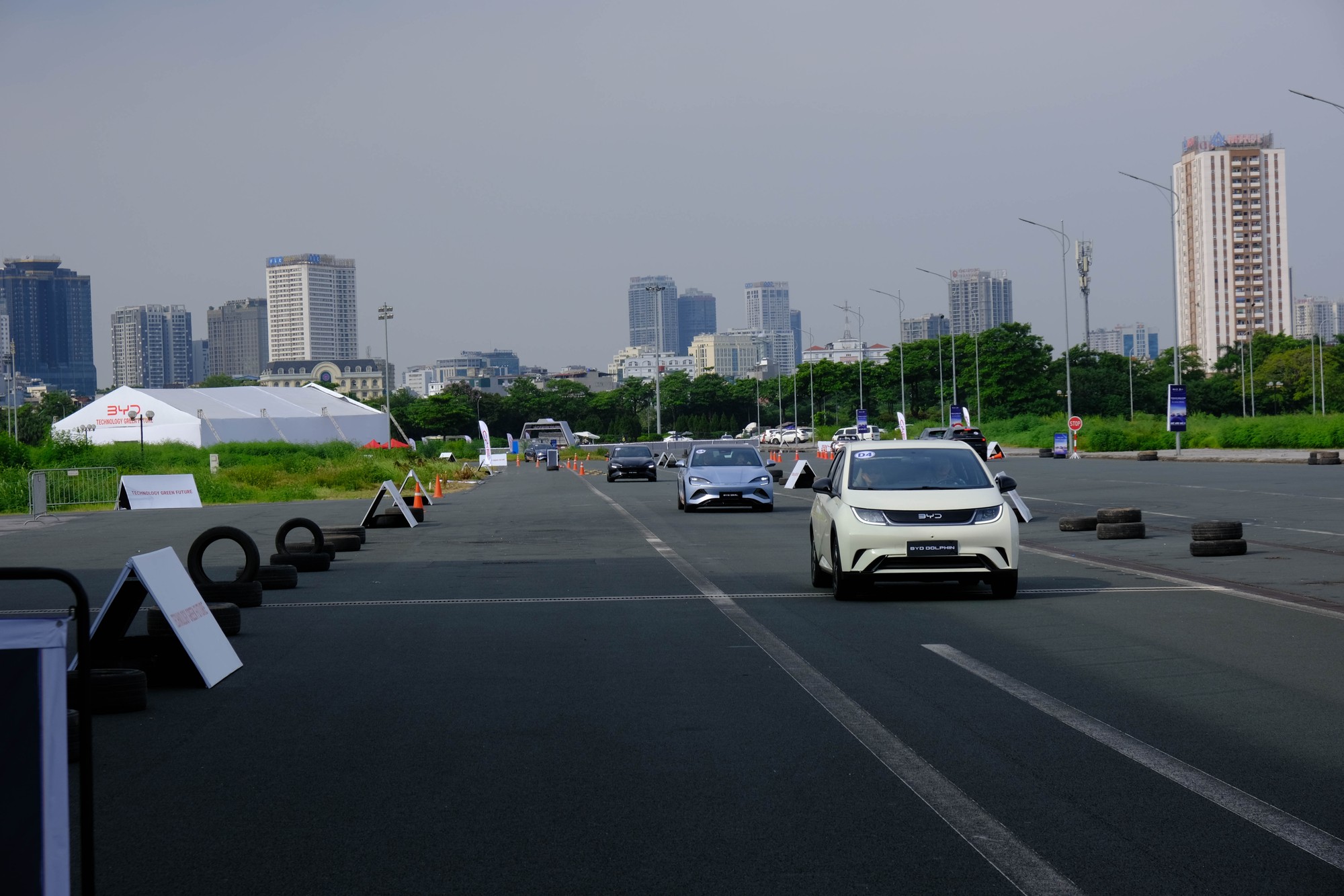 Ở lần ra mắt mới đ&acirc;y, BYD đ&atilde; giới thiệu 3 mẫu xe tại Việt Nam bao gồm xe cỡ nhỏ BYD Dolphin, sedan Seal v&agrave; SUV Atto 3.