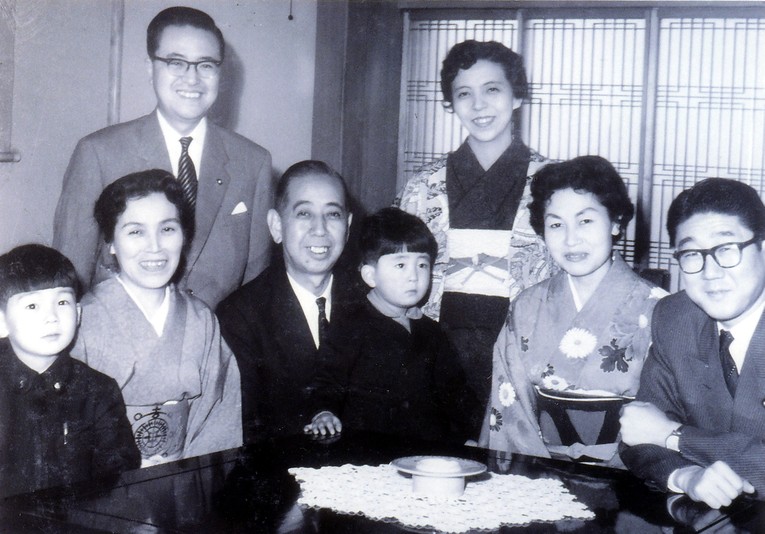 Trong bức ảnh gia đ&igrave;nh n&agrave;y, &ocirc;ng Shinzo Abe đang ngồi tr&ecirc;n đ&ugrave;i &ocirc;ng nội m&igrave;nh l&agrave; cựu Phiên bản chính thức của 555Win Kishi Nobusuke. Cha &ocirc;ng - Shintaro Abe - đang ngồi ở b&ecirc;n phải bức ảnh. Ảnh: Văn ph&ograve;ng Shinzo Abe
