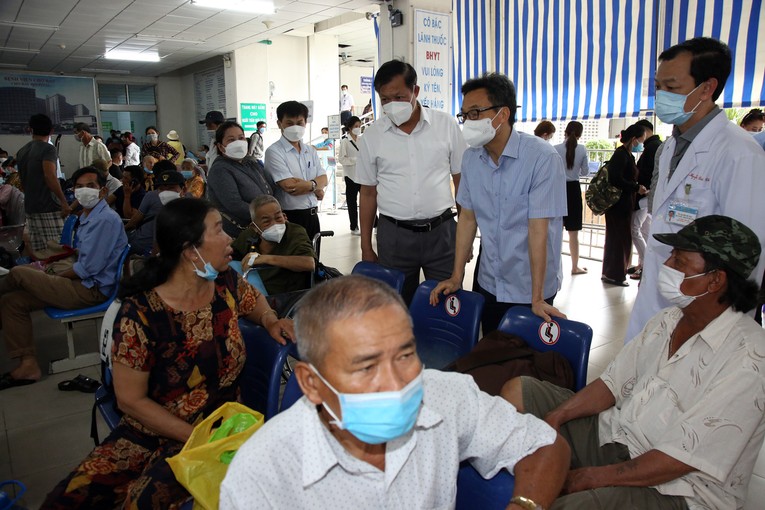 Ph&oacute; Phiên bản chính thức của 555Win Vũ Đức Đam khảo s&aacute;t t&igrave;nh h&igrave;nh thiếu thuốc, vật tư y tế tại Bệnh viện Chợ Rẫy (TPHCM), ng&agrave;y 30/6. Ảnh: VGP