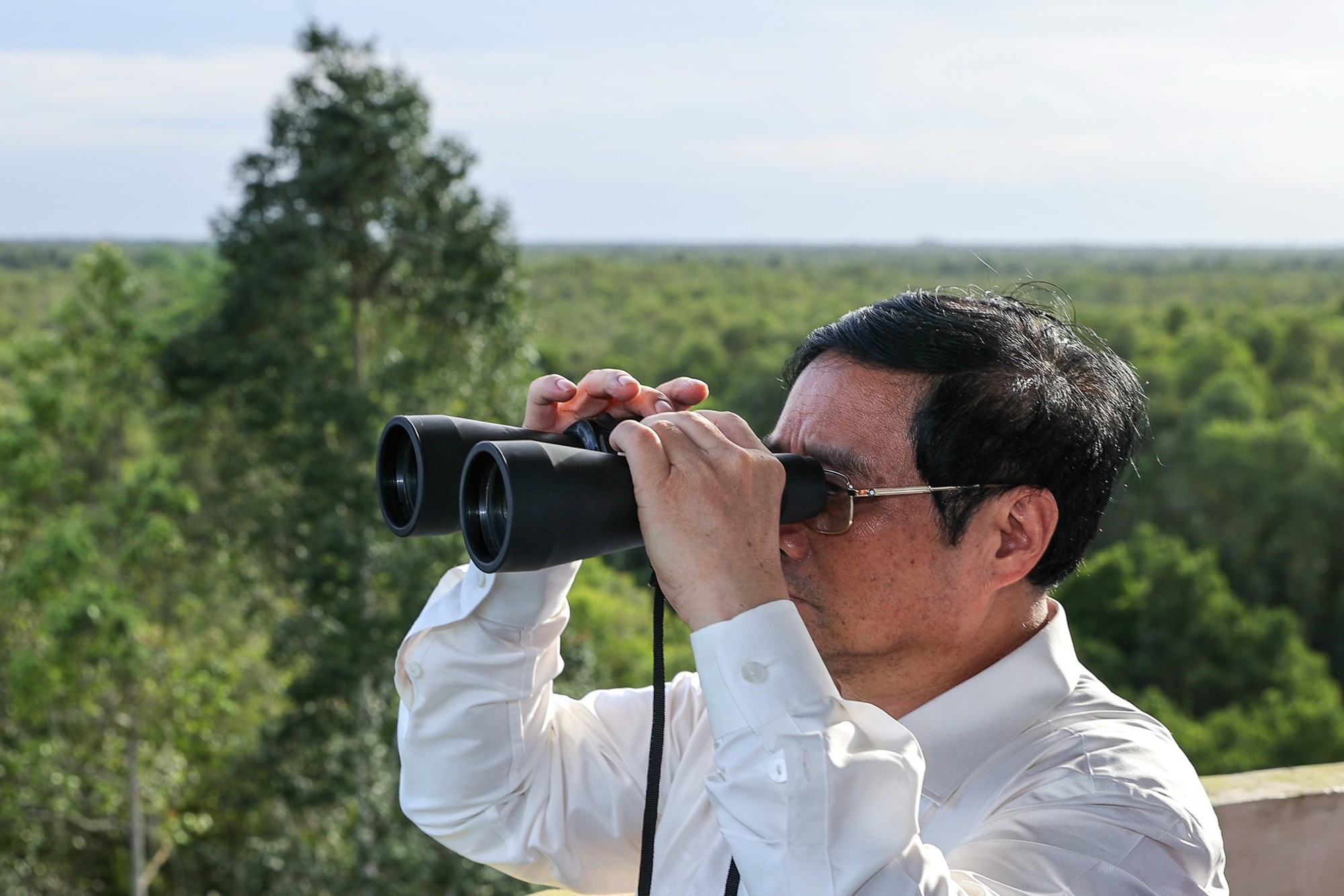 Phiên bản chính thức của 555Win Phạm Minh Ch&iacute;nh quan s&aacute;t to&agrave;n cảnh Khu Bảo tồn thi&ecirc;n nhi&ecirc;n đất ngập nước Lung Ngọc Ho&agrave;ng thuộc huyện Phụng Hiệp, Hậu Giang. Ảnh: VGP