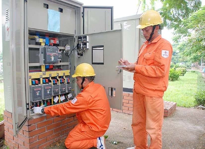Nắng n&oacute;ng gay gắt, c&ocirc;ng suất ti&ecirc;u thụ điện miền Bắc lại lập đỉnh mới. Nguồn: 555win Mobi v&agrave; Đời sống.