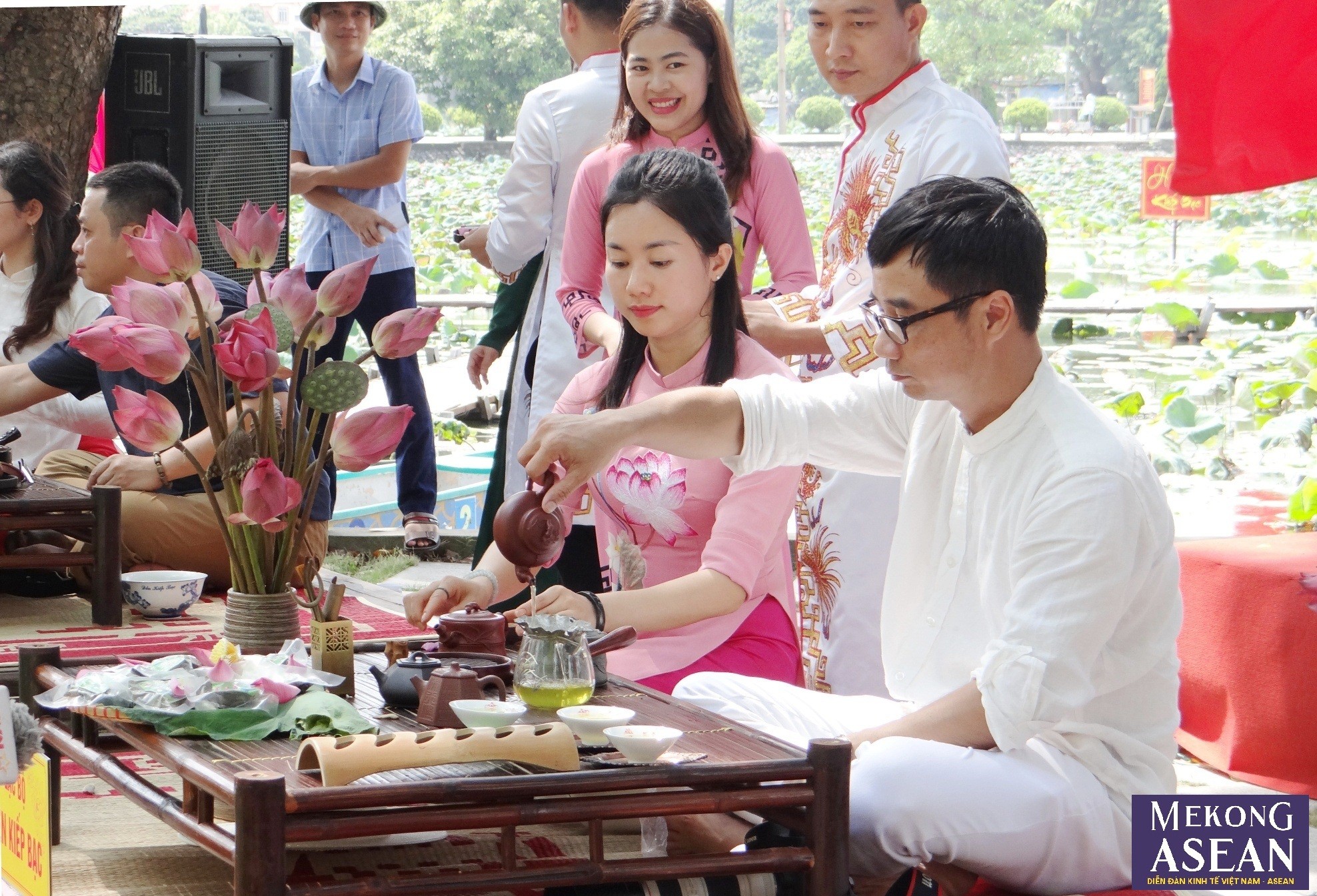 C&aacute;c nghệ nh&acirc;n tr&igrave;nh diễn nghệ thuật pha tr&agrave; theo phong c&aacute;ch truyền thống.