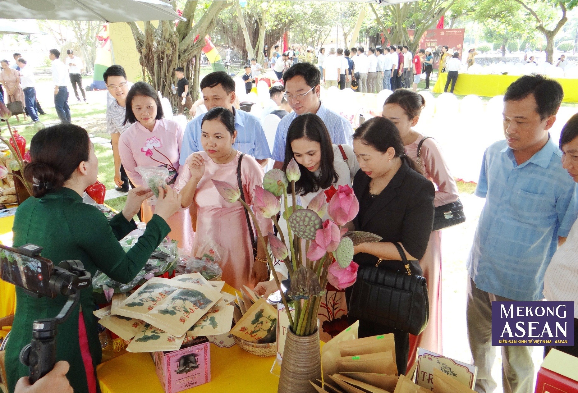 Nh&acirc;n d&acirc;n v&agrave; du kh&aacute;ch đến tham quan, trải nghiệm c&aacute;c gian h&agrave;ng tại Tuần văn h&oacute;a tr&agrave; sen Kiếp Bạc năm 2022.