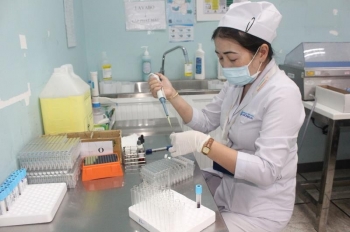 Bảo đảm tiền lương, chế độ đãi ngộ đối với cán bộ, nhân viên y tế