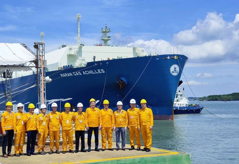 Chủ tịch HĐQT PV GAS Nguyễn Thanh B&igrave;nh đ&atilde; c&oacute; mặt tại cảng để ch&uacute;c mừng v&agrave; động vi&ecirc;n to&agrave;n thể đội ngũ nh&acirc;n vi&ecirc;n đ&atilde; nỗ lực cho &ldquo;thời khắc lịch sử&rdquo; của ng&agrave;nh c&ocirc;ng nghiệp Kh&iacute; Việt Nam. Nguồn: PV GAS.