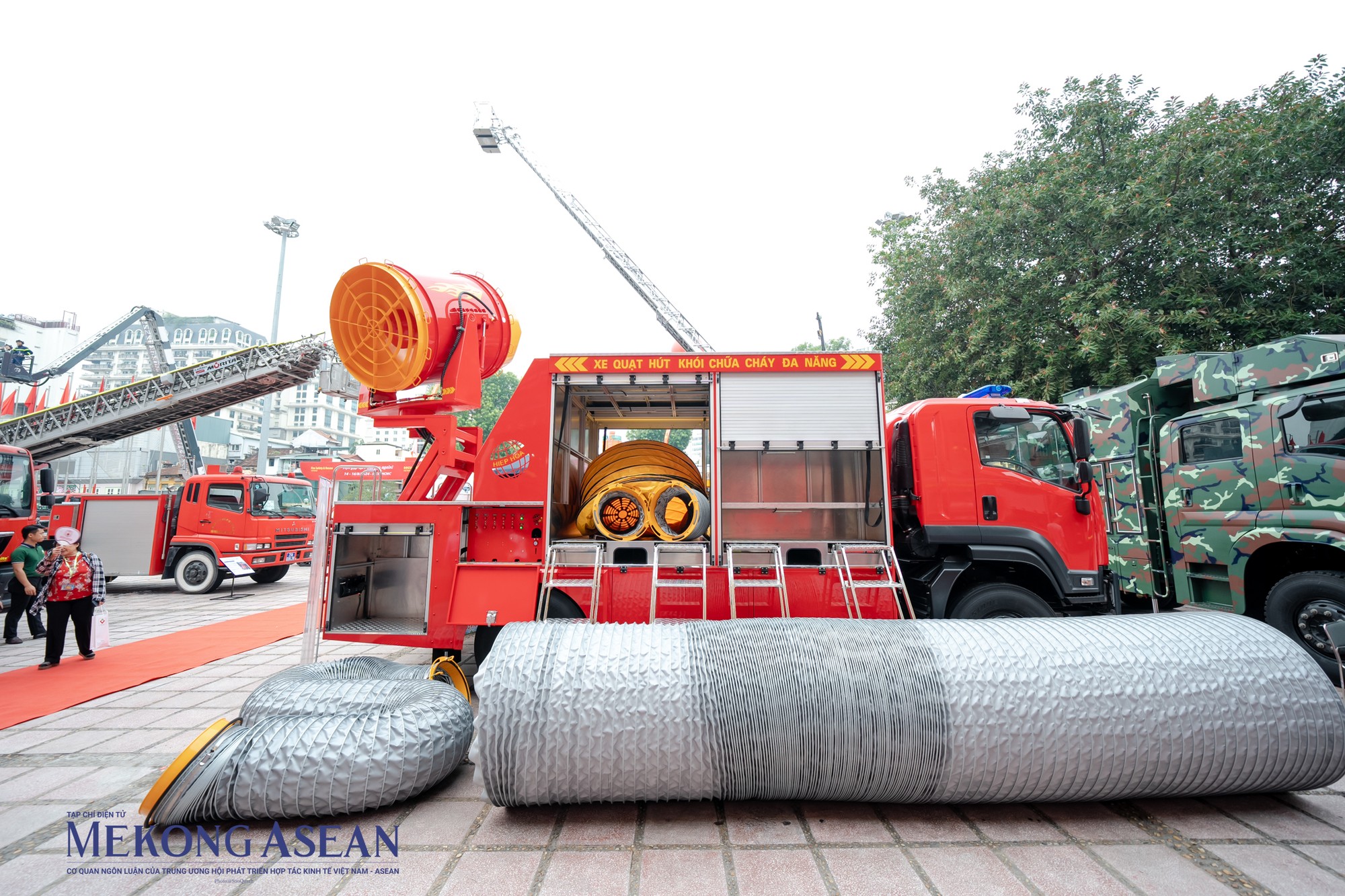 Xe quạt h&uacute;t kh&oacute;i chữa ch&aacute;y đa năng, được trang bị hệ thống phun nước, ống h&uacute;t kh&oacute;i, hệ thống điều khiển từ xa, hệ thống điều hướng quạt, chuy&ecirc;n dụng h&uacute;t kh&oacute;i tại c&aacute;c đ&aacute;m ch&aacute;y lớn.