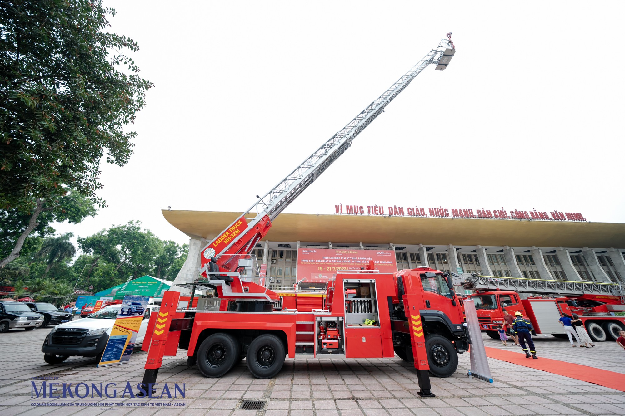 Hơn 350 đơn vị cung ứng đến từ nhiều quốc gia v&agrave; v&ugrave;ng l&atilde;nh thổ tạo sự phong ph&uacute; cho triển l&atilde;m lần n&agrave;y. Trong ảnh l&agrave; xe thang Mitsubishi - Morita với chiều cao của thang l&ecirc;n tới 52 m, được đ&aacute;nh gi&aacute; l&agrave; lớn nhất Đ&ocirc;ng Nam &Aacute; hiện tại .